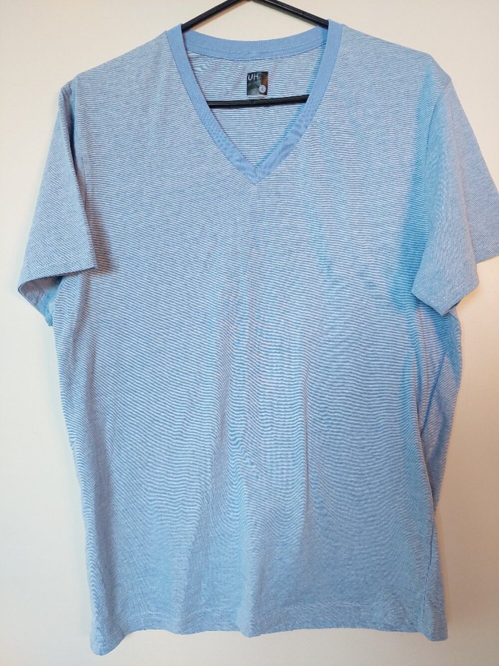 UH Men's L light blue textured V-neck t-shirt 100% Cotton